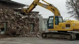 Larry Voss Construction begins demolition of local building.