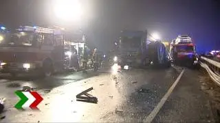 Massenunfall auf A57 - Ein Toter, 13 Verletzte, davon zwei schwer