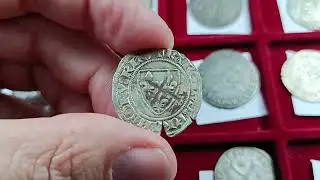 Pi&egrave;ces du Moyen &Acirc;ge : que cachent vraiment ces myst&eacute;rieux points ?