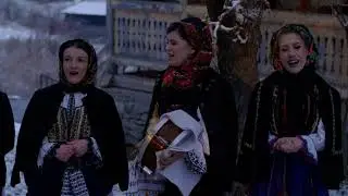 Colindul &bdquo;D`a-cui is aceste curti&rdquo; - Fetele de pe T&acirc;rnave