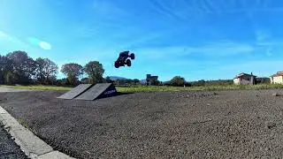 Arrma Granite Vs Arrma Quake jump