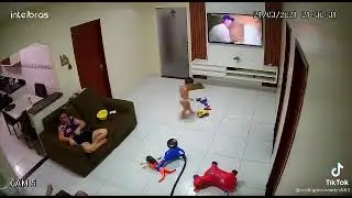 Crian&ccedil;a quebrando TV