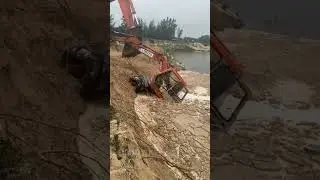Rescue the wheel excavator sunk deep in the mud