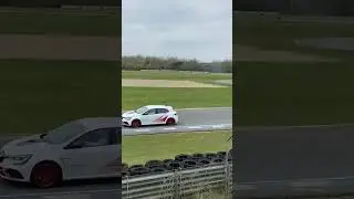 Megane 4 RS Trophy R + 911 GTS on track