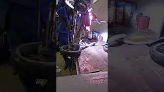 Svařov&aacute;n&iacute; ulomen&eacute;ho hlin&iacute;kov&eacute;ho r&aacute;mu koč&aacute;rku. Welding a broken aluminum frame of a ba
