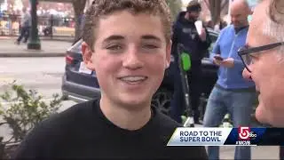 'Selfie kid' back at Super Bowl