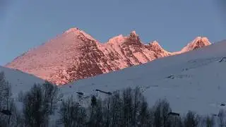 Skagast&oslash;lstindane i solnedgang p&aring;skeafta 2018