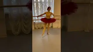 Поза &eacute;paulement crois&eacute;e и efface вперёд