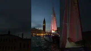 Venedig - Canal Grande - Dogenpalast und San Marco mit Katamaran