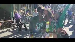 Mardi Gras 2024 Lundi Gras Stroll - Naked Cow Boy Sighting -!!!3D!!!.*