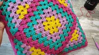 Capa de Almofada em Crochê simples e fácil ENCANTO feito com Square