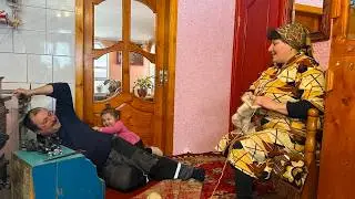 Traditional Carpathian Family Life ❤️👵 Baking, Crafting & Raising a Granddaughter 🏔️👧