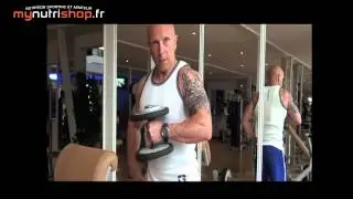 exercice de musculation biceps avec halt&egrave;re prise marteau