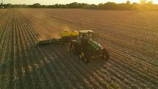 Tracteur John Deere 8RX310 en action dans le semi de soya | Le Groupe Agritex
