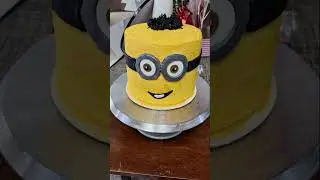 Tried my best at creating this minion face 🍌🎂🥳 #2tiercakedecoration #minions #minioncake #cakes