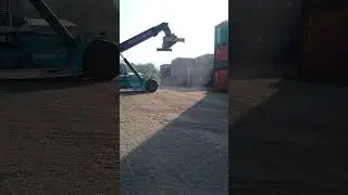 THIS IS HOW WE OFFLOAD CONTAINERS FROM TRUCK BY USING REACHSTACKER
