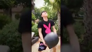 Рэй чуть не упал, поймав 10-фунтовый мяч 🤣