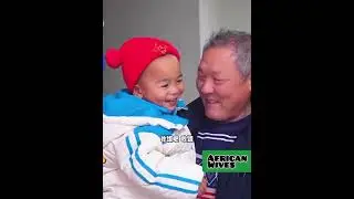 Озорной Кай Кай в новом желтом пальто, купленном китайской бабушкой.