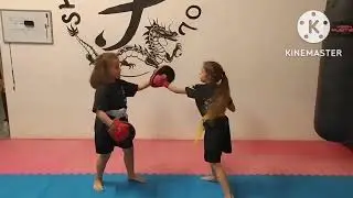 Esercizi ai colpitori per le piccole guerriere Shou.