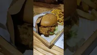 Trying the best burger of burger o'clock 😋 | Janibhaivlogs #trending #viral #shorts