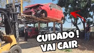 CARRO QUASE CAI DA EMPILHADEIRA / O PREJUÍZO IA SER GRANDE .