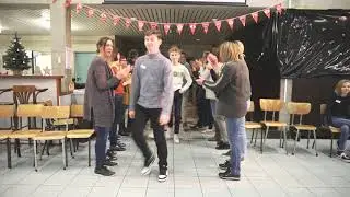Leraar en leraressen vormen erehaag voor studenten