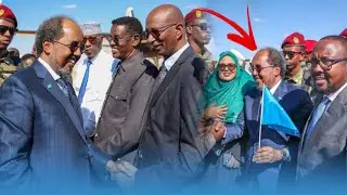 Madax iyo Dad shacab ah oo mid mid u salaamaya Madaxweyne Xasan sheekh.