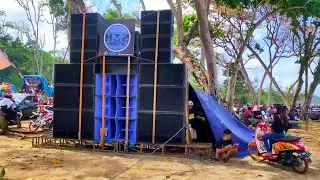 Sofa indah sound system menyambut pengunjung di pintu masuk pantai Balekambang