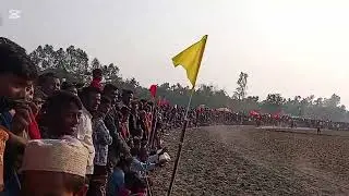 পীরগাছা উপজেলার অন্নদানগর ইউনিয়নের কেকো য়ান গ্রামে অনুষ্ঠিত হচ্ছে ঘোড়া দৌড় খেলা।