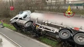 LODI VECCHIO (LO) - AUTOCISTERNA CARICA DI SODA CAUSTICA RIBALTATA