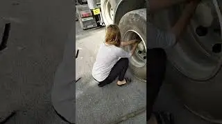 حكيمة تقوم بتغيير عجلة الشاحنة لوحدها بعد انفجار عجلة القلاب@السائقةالمحترفةحكيمة
