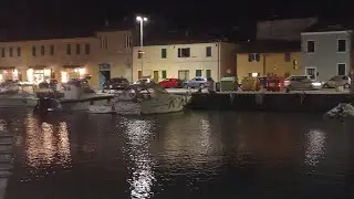 جولة في ميناء  مدينة  بيزارو                     una passeggiata  al porto di Pesaro