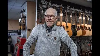 W  Alphenaar senior 70 jaar actief in Haarlemse muziekwinkel   HD 1080p