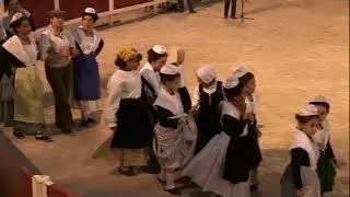 PROVENCE ,    Danse traditionnelle Provençale dans les arènes de FONTVIEILLE