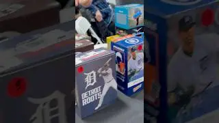 Guys EXPLOSIVE deals on Bobble Heads at Detroit Card Show #cardshow #bobbleheads #sportscards
