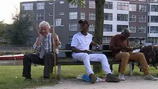 Opa Joost laat je alle hoeken van de kamer zien - BENIDORM BASTARDS (NL)