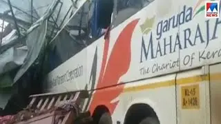 പെരുമ്പാവൂരിൽ KSRTC ബസ് വീട്ടിലേക്ക് ഇടിച്ചു കയറി രണ്ട് പേർക്ക് പരിക്ക് | Perumbavoor ksrtc bus acci