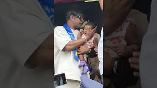 Duniya Vijay picks up a fan's baby
