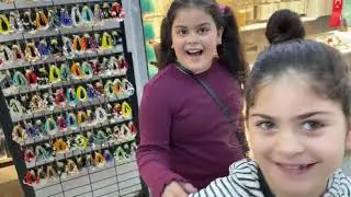 Eminönü Han içerisinde Labubu, Stitch ve Takı bakıyoruz