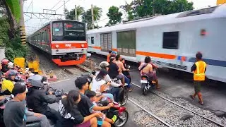 🔴Gak Punya Takut! Lihat Apa Yang Dilakukan Warga Saat Kereta Melintas