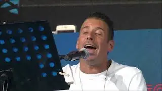 Francesco Gabbani canta L' Anno che verrà al Libro Possibile 2022 di Polignano