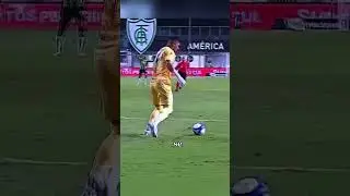 Cuando este jugador se lanz&oacute; hacia el portero para recuperar el bal&oacute;n#shortvideo#viral#futbol