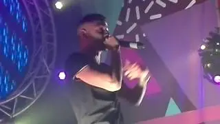 Boef - Slapend rijk ft Sevn Alias (live) //Boef valt hard van podium nooit vertoonde beelden !