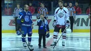 Даниил Савеня исполняет гимн Латвии / Akls baltkrievu zēns izpilda LR himnu