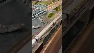 Nゲージ 城鎮-順行KATO 176-6320 SD70MAC BNSF 9736機車頭+10-1788 Amtrak ALC-42 & Superliner編組列車通過鐵橋@溫刀鐵道🚄🛤️