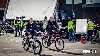 𝗖𝗔𝗠𝗘𝗥𝗔𝗦 𝗥𝗢𝗟𝗟𝗜𝗡𝗚: Arnold Schwarzenegger Rides Through Active Film Set in Santa Monica