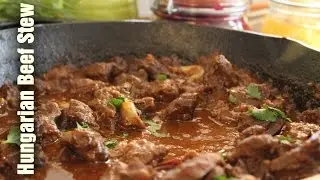 Hungarian Beef Stew with Red Wine (V&ouml;r&ouml;sboros Marhap&ouml;rk&ouml;lt)