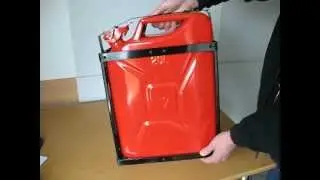 Jerry can holder closing