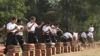 Tong Long Kung Fu Breaking bricks/Кунгфу Индия - ломают черепицу.