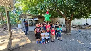 Celebrando la Navidad con los niños Reventado la Piñata 